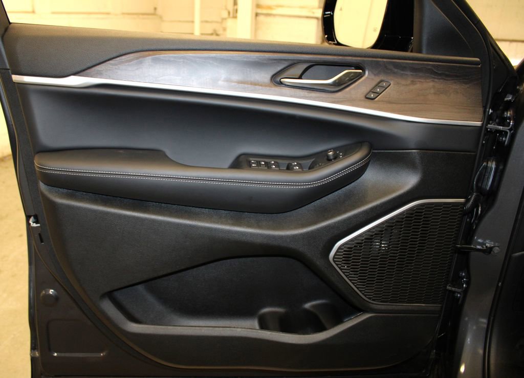 New 2025 Jeep Grand Cherokee Limited w/ Luxury Tech Group II image 23