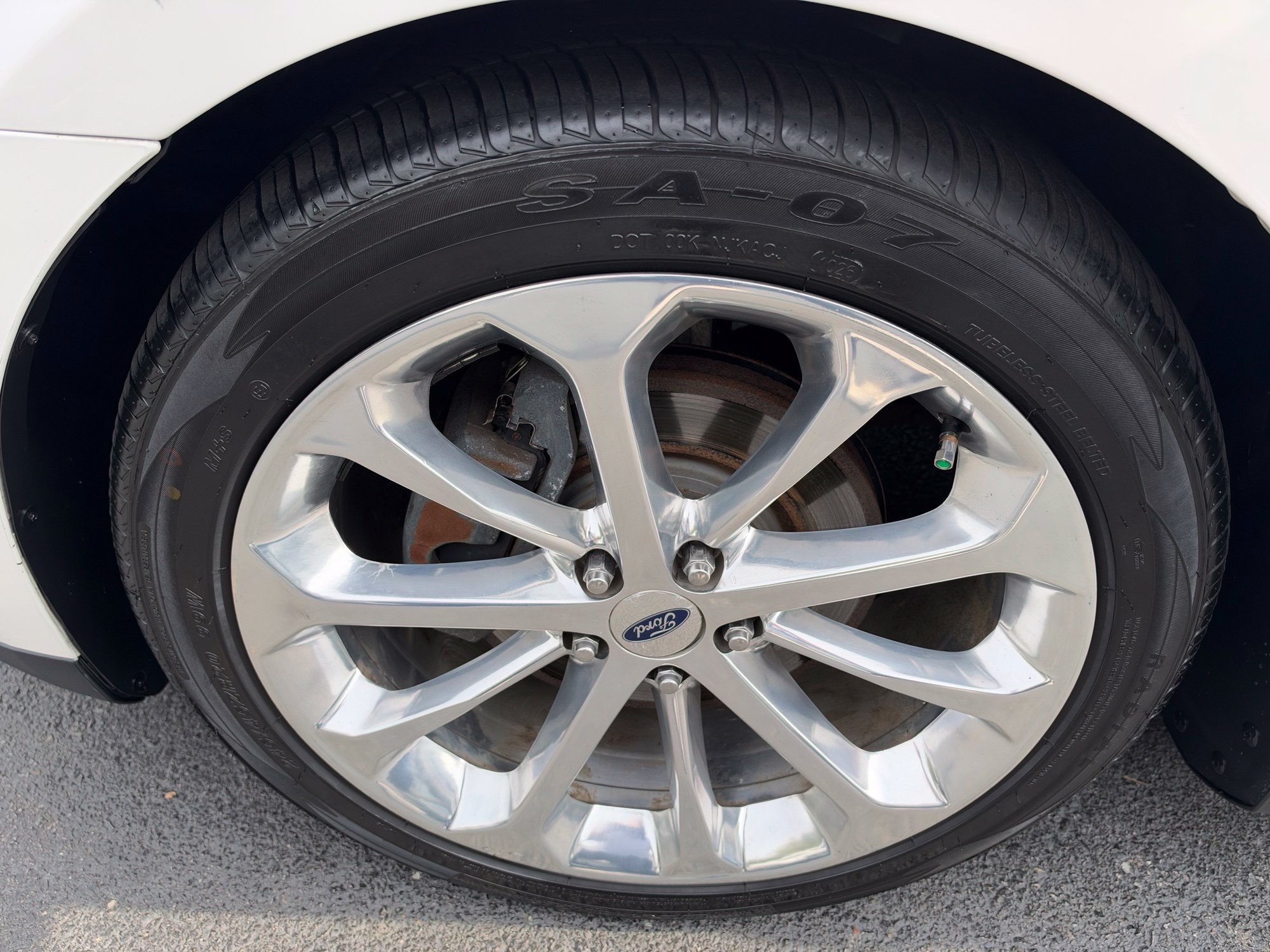 Used 2017 Ford Taurus Limited AWD/4WD image 9