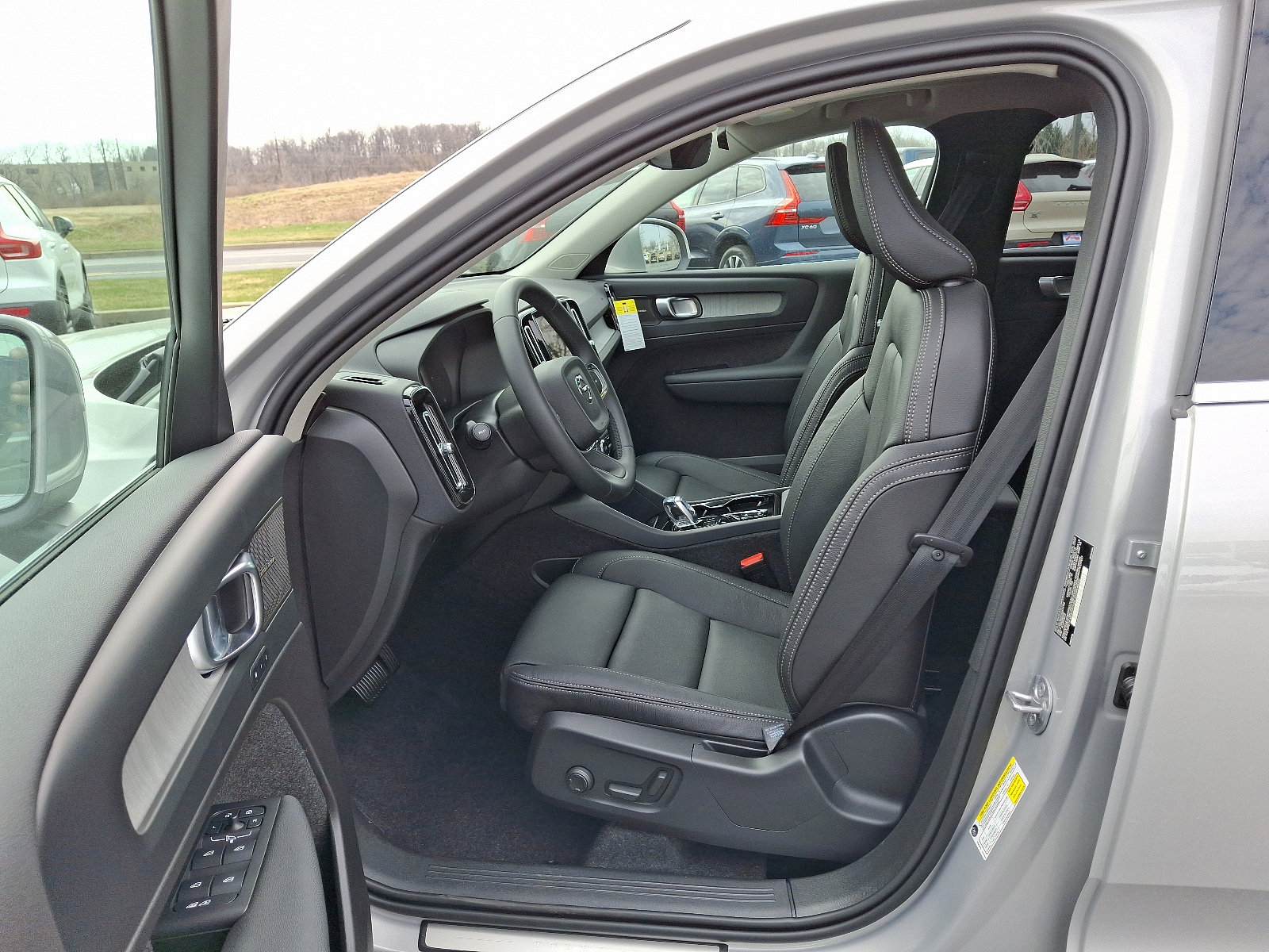 Used 2025 Volvo XC40 B5 Ultra w/ Climate Package image 9