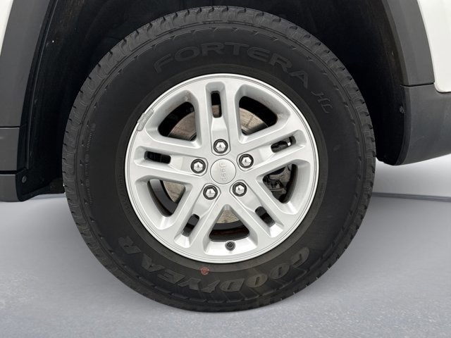 Used 2023 Jeep Grand Cherokee Laredo image 21