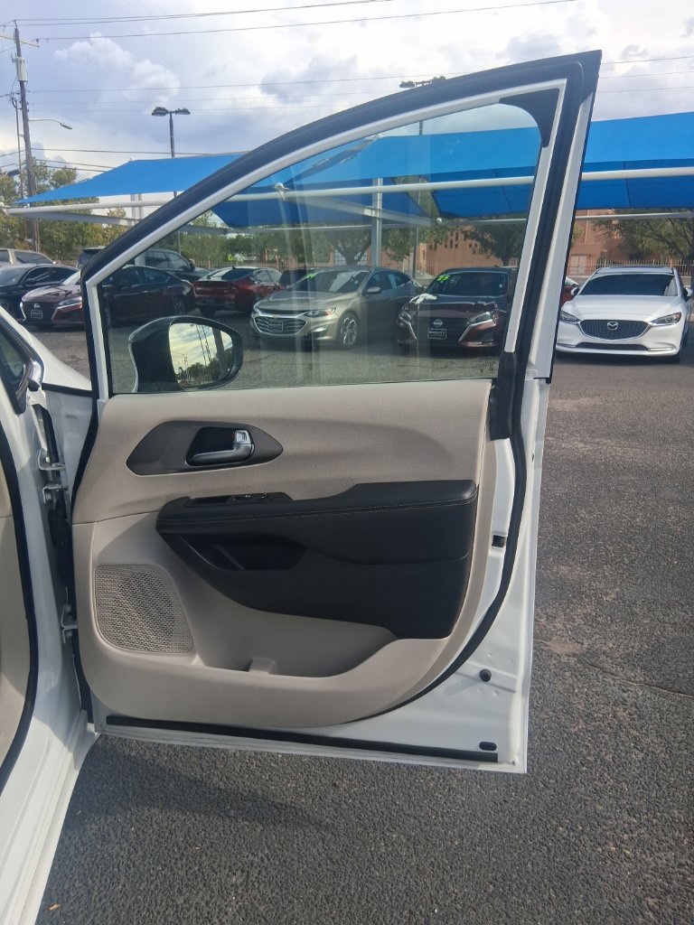 Used 2024 Chrysler Pacifica Touring-L FWD image 5