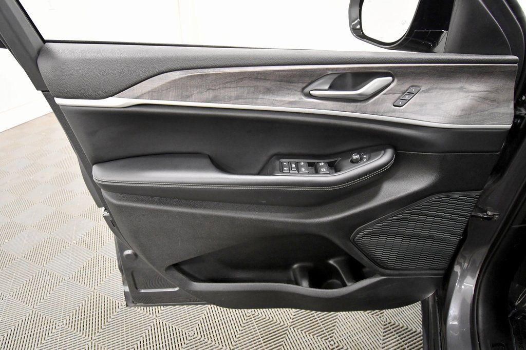 Used 2023 Jeep Grand Cherokee L Limited image 13