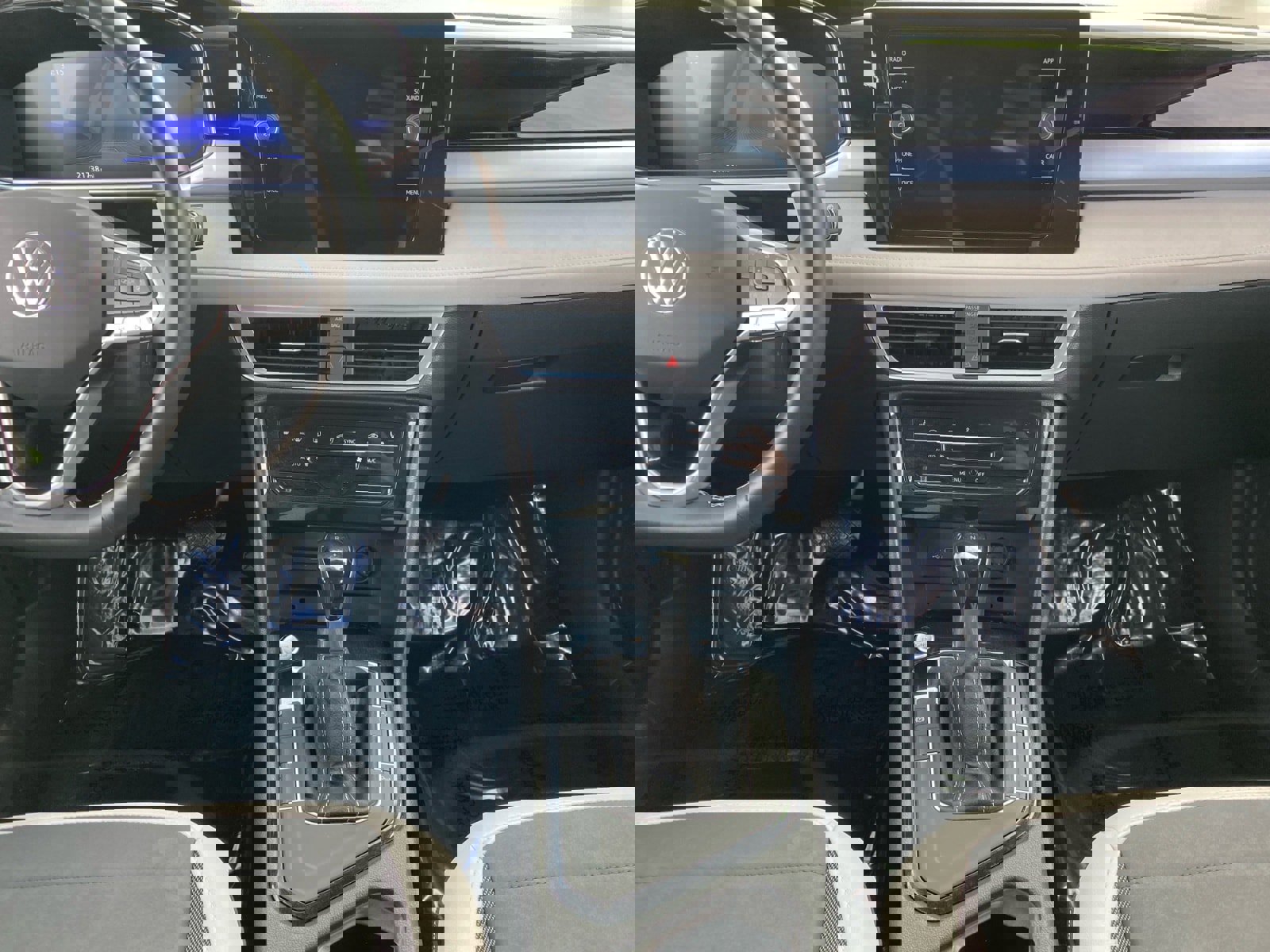 Used 2025 Volkswagen Taos SE image 11