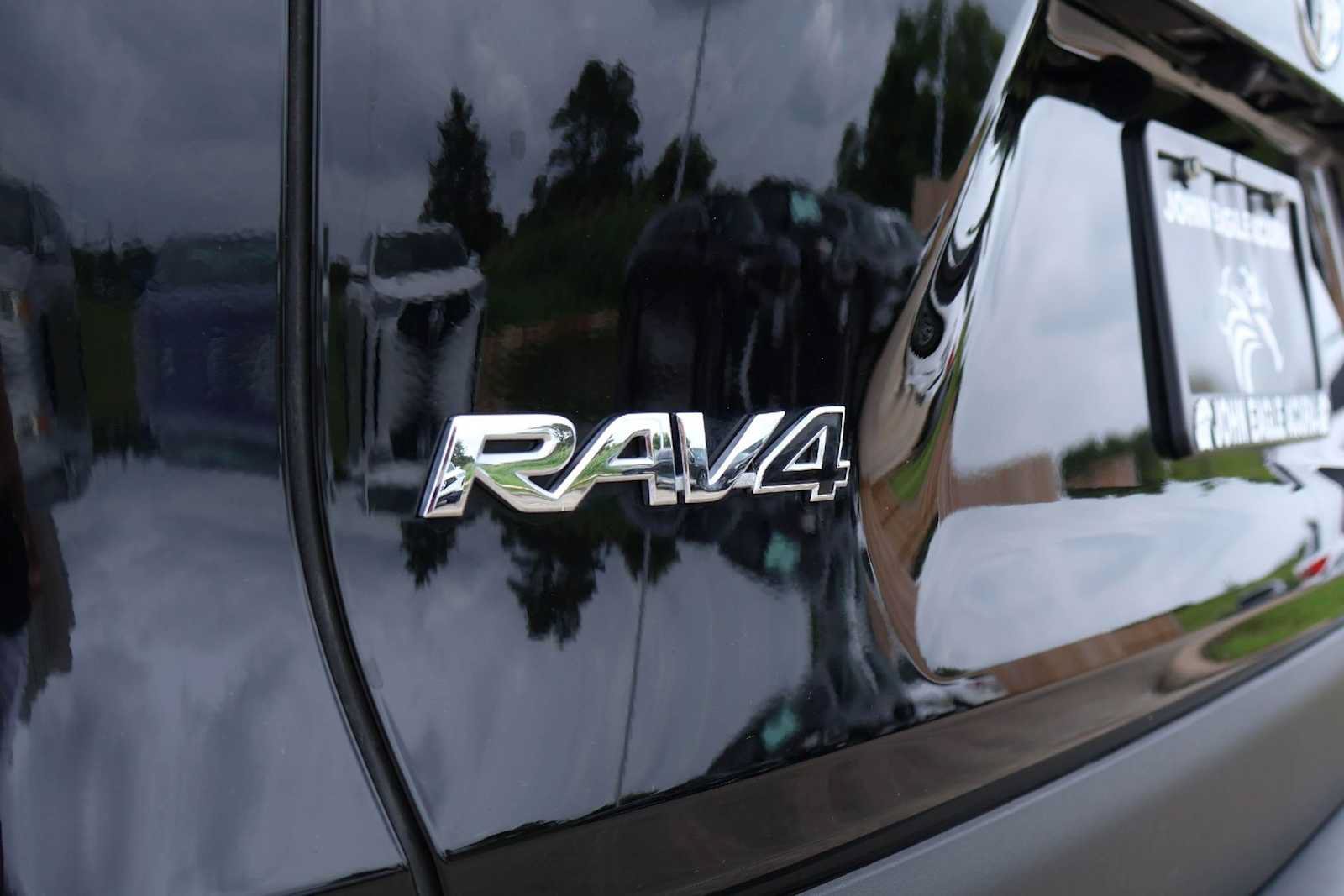 Used 2023 Toyota RAV4 XLE Premium FWD image 7