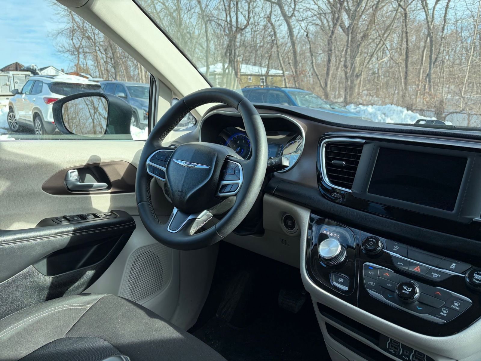 Used 2024 Chrysler Voyager LX image 37