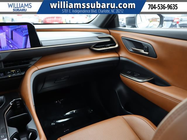 Used 2025 Toyota Crown Signia AWD/4WD image 11