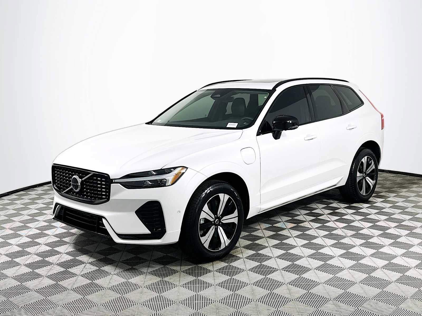 Used 2025 Volvo XC60 T8 Plus image 3