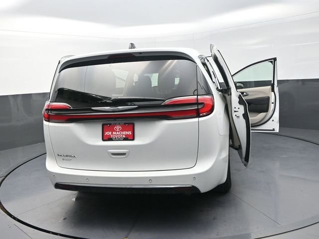 Used 2023 Chrysler Pacifica Touring-L image 38