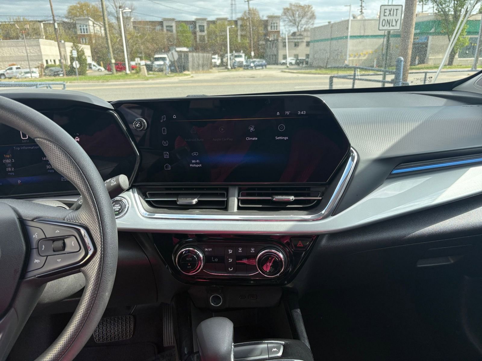 Used 2025 Chevrolet Trax LT image 17