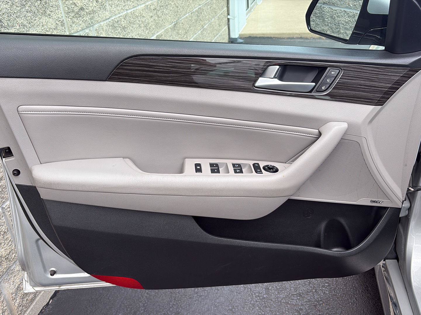 Used 2015 Hyundai Sonata Limited w/ Option Group 06 FWD image 4