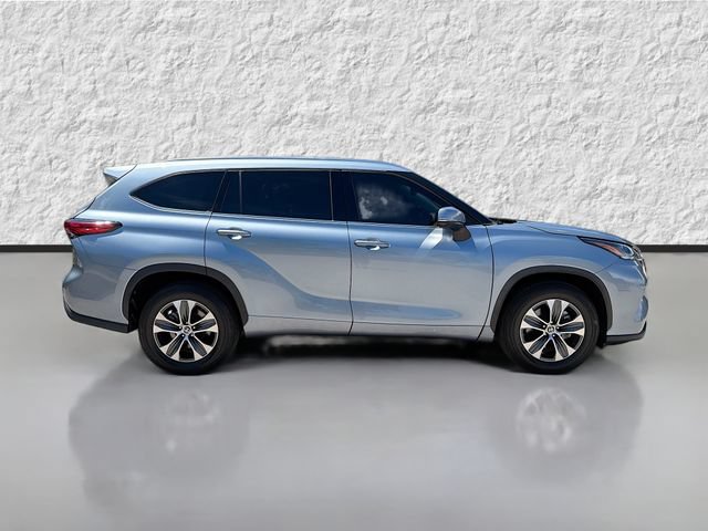 Used 2021 Toyota Highlander XLE FWD image 2