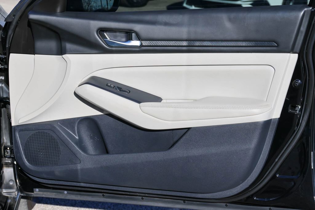 Used 2025 Nissan Altima 2.5 SV image 13