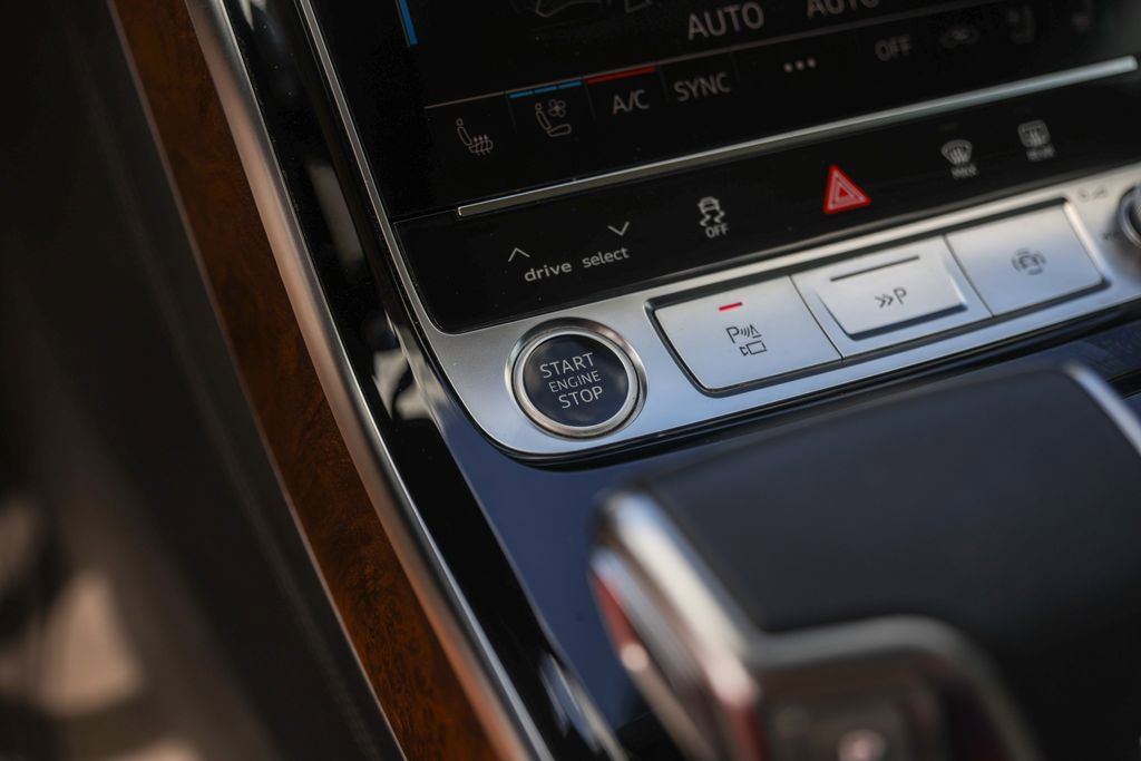 Used 2023 Audi A8 L 3.0T image 21