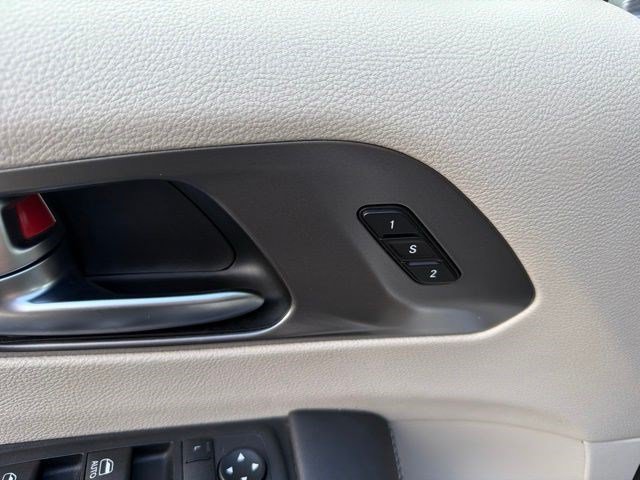 Used 2023 Chrysler Pacifica Touring-L FWD image 12