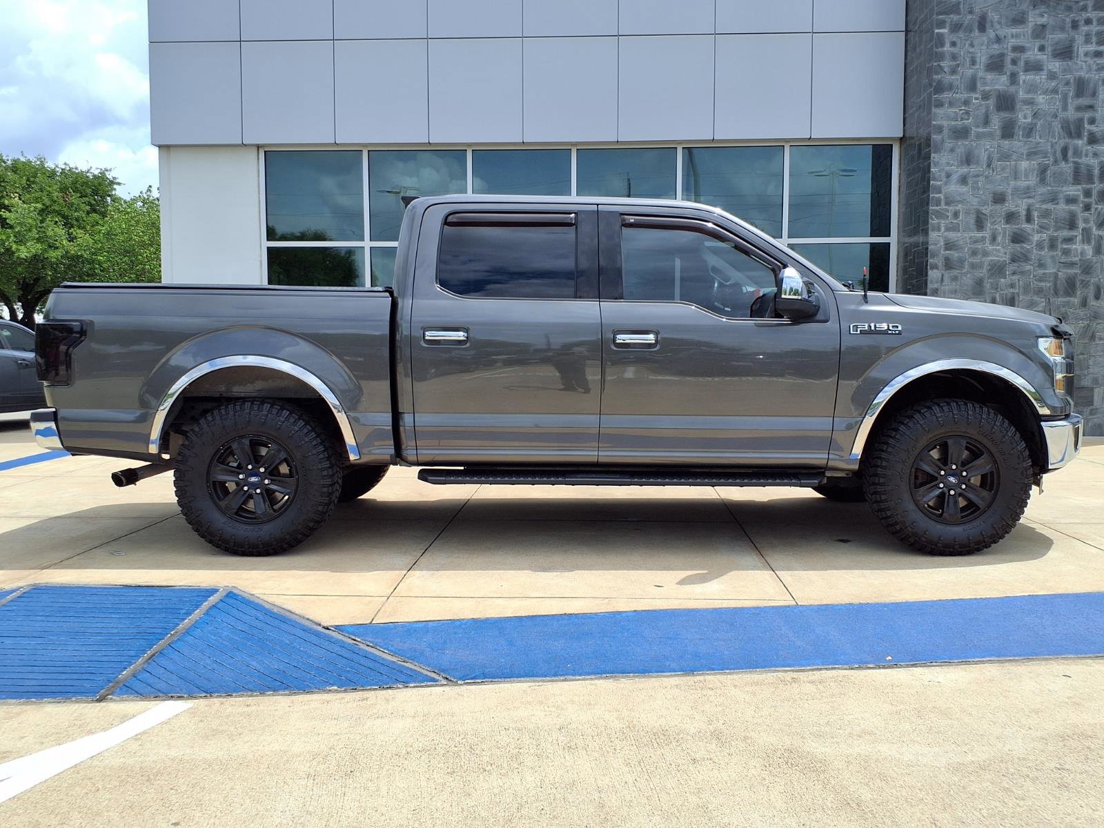 Used 2015 Ford F150 XLT image 25