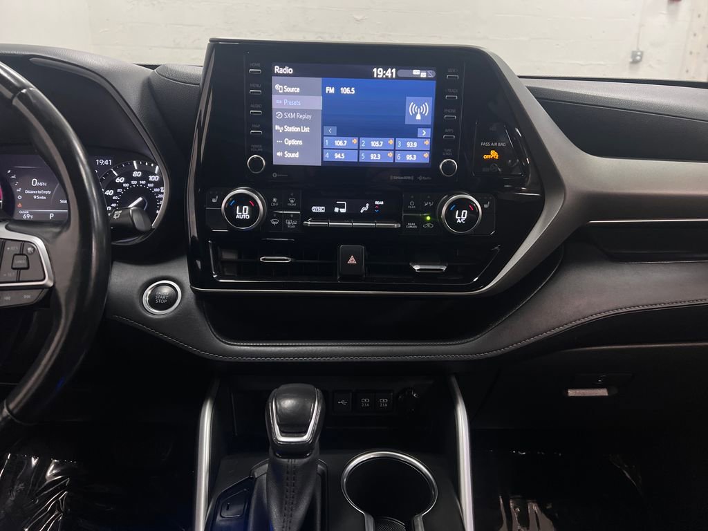 Used 2020 Toyota Highlander XLE image 19