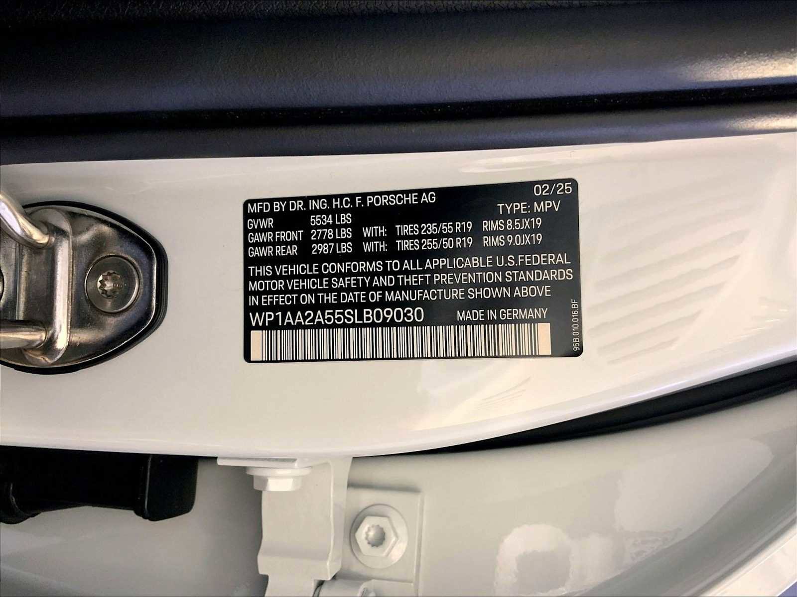 Certified 2025 Porsche Macan image 36