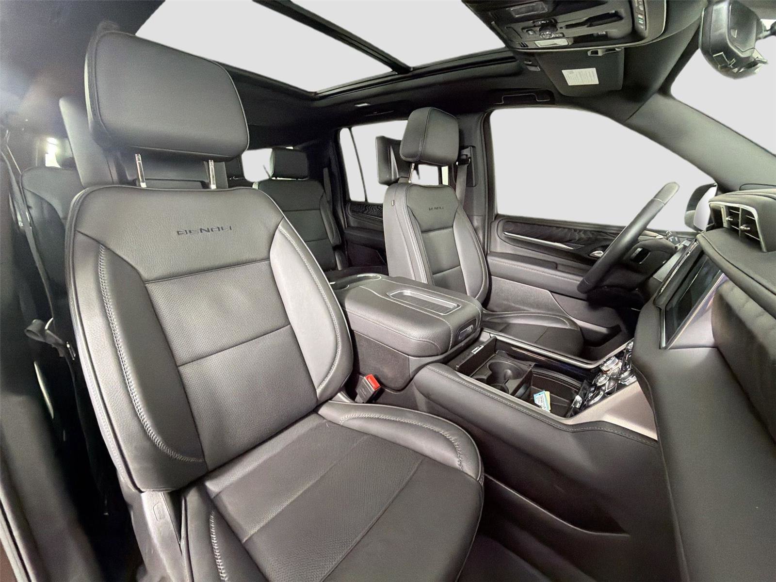 Used 2024 GMC Yukon XL Denali w/ Advanced Technology Package AWD/4WD image 31