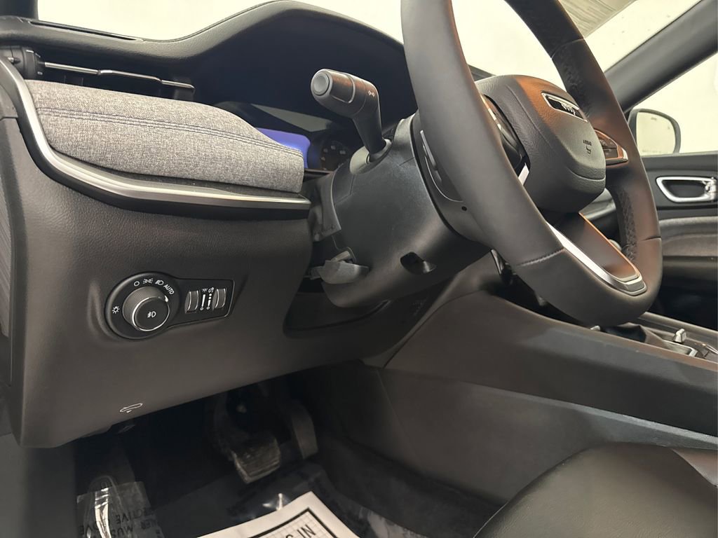 Used 2025 Jeep Compass Latitude image 27