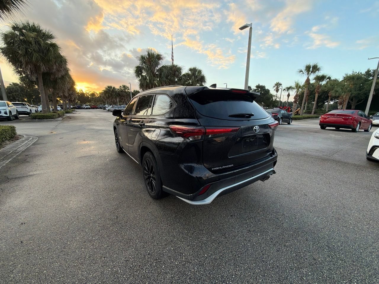 Used 2024 Toyota Highlander XSE AWD/4WD image 3