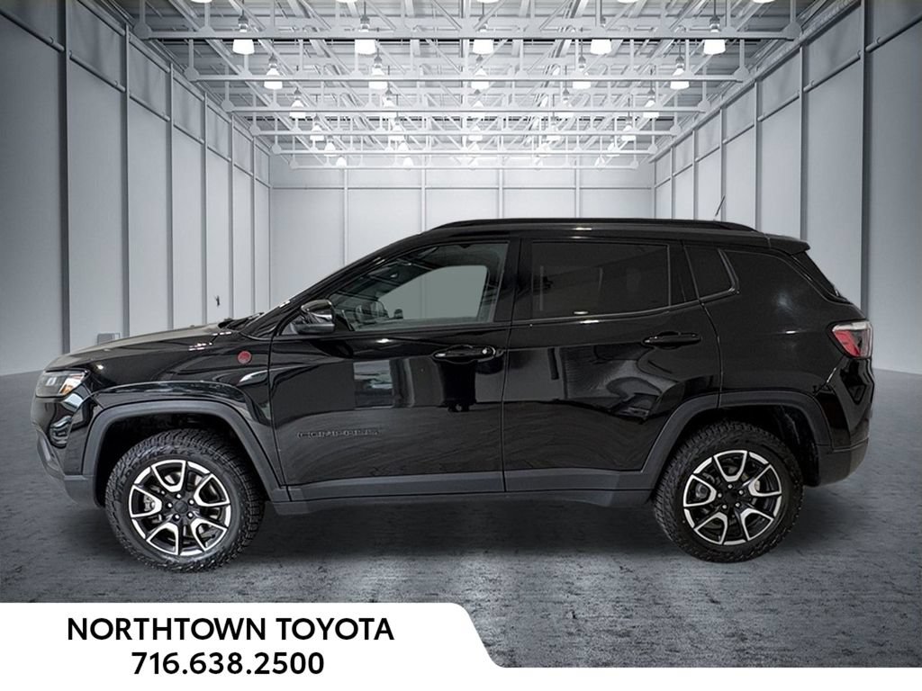 Used 2024 Jeep Compass Trailhawk AWD/4WD image 3