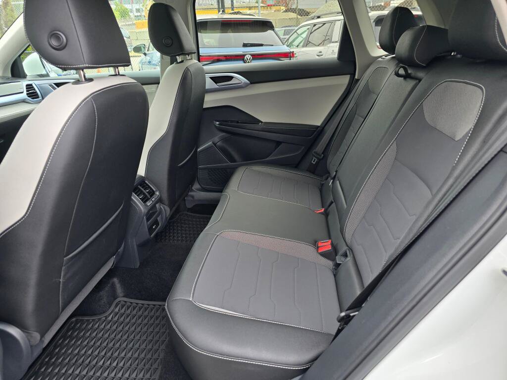 Certified 2025 Volkswagen Taos SE AWD/4WD image 17