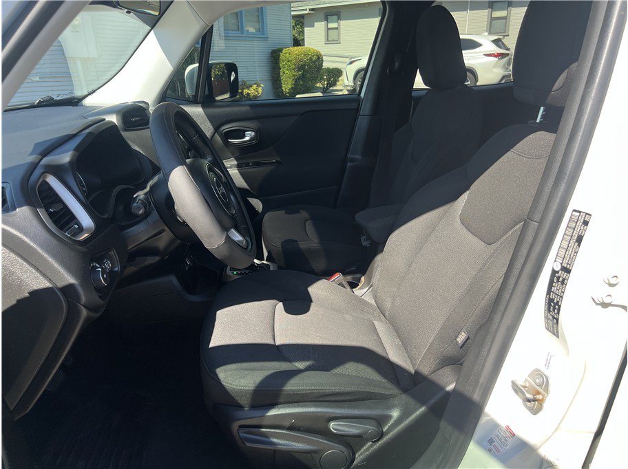 Used 2017 Jeep Renegade Latitude FWD image 14