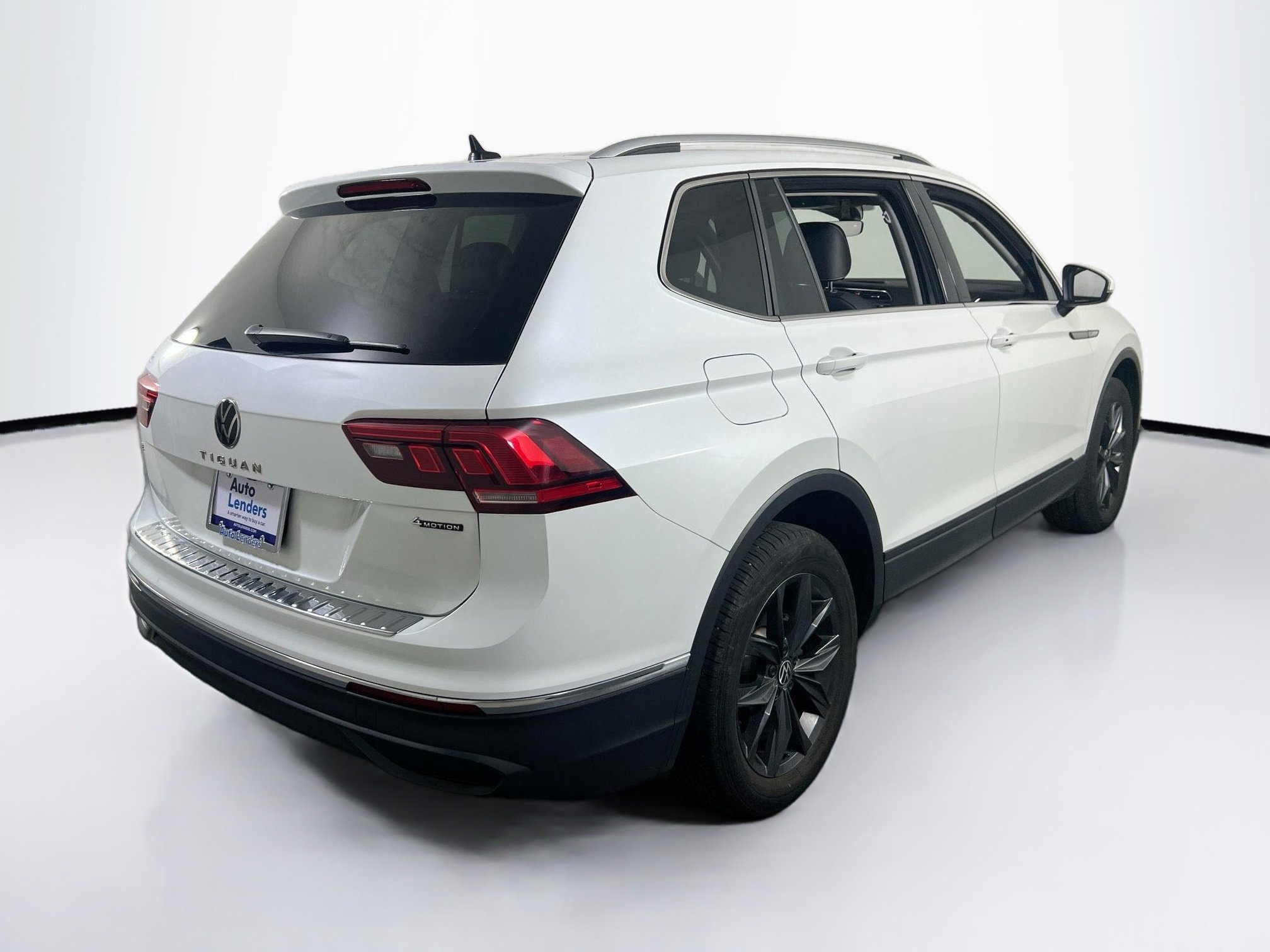 Used 2023 Volkswagen Tiguan SE image 5