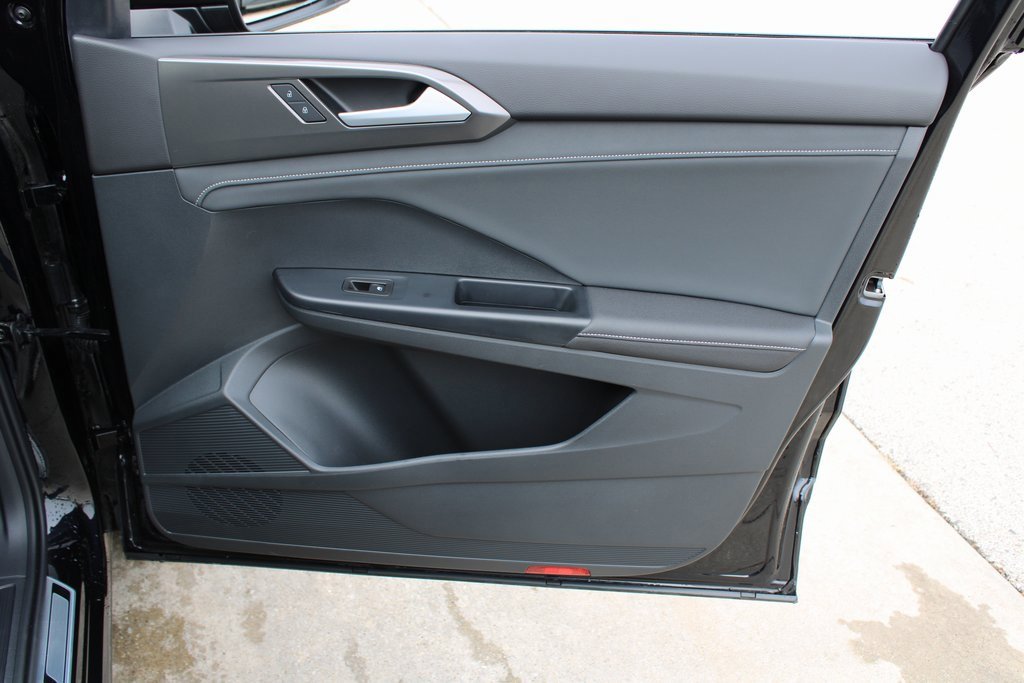 Certified 2025 Volkswagen Taos SE image 25