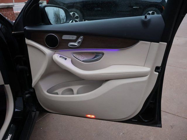 Used 2020 Mercedes-Benz GLC 300 4MATIC w/ Premium Package image 11