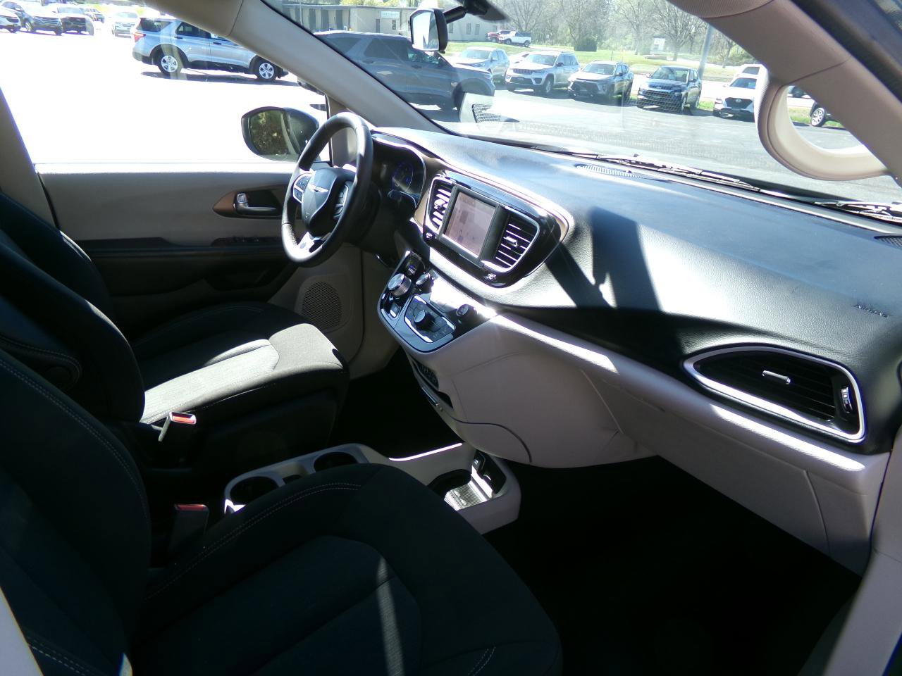 Used 2022 Chrysler Voyager LX FWD image 43