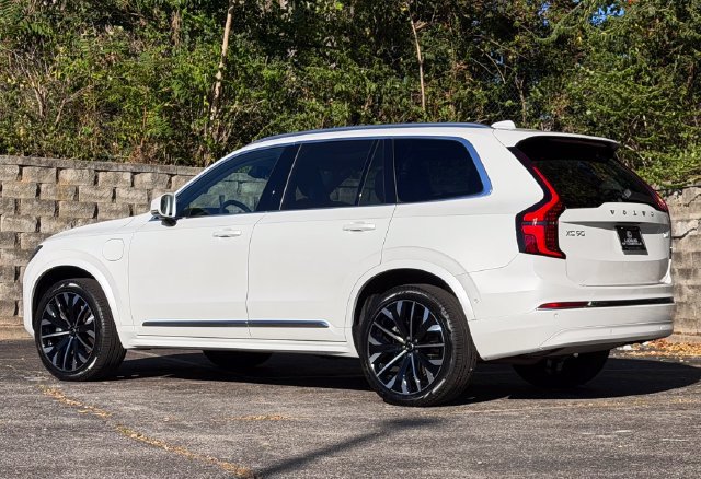 Used 2025 Volvo XC90 T8 Ultra w/ Protection Package Premier AWD/4WD image 9