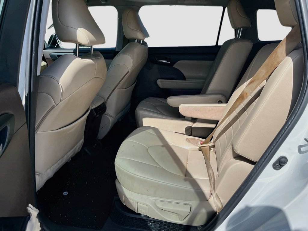 Used 2020 Toyota Highlander XLE FWD image 25