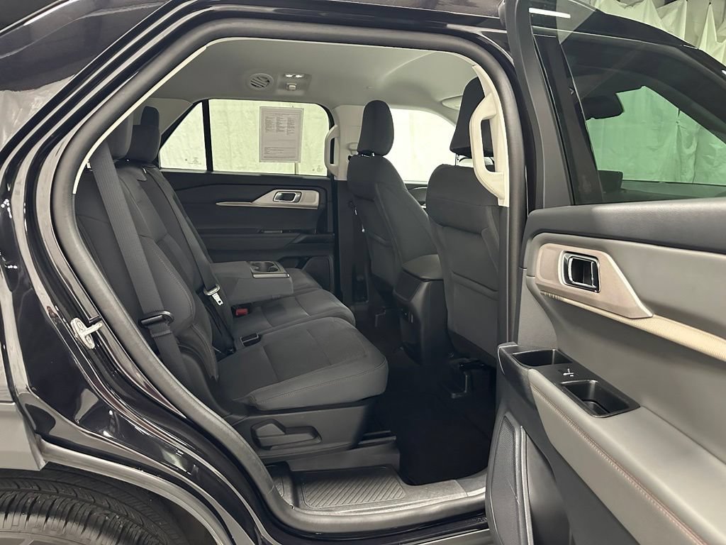 Used 2025 Ford Explorer Active AWD/4WD image 49