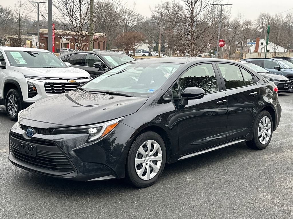 Used 2025 Toyota Corolla LE image 2