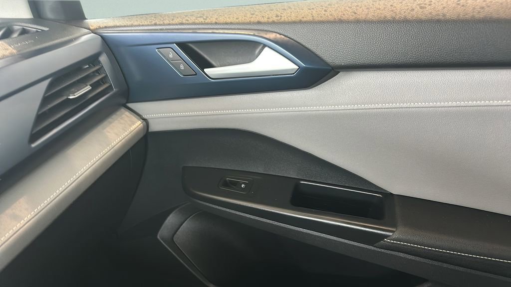 Certified 2024 Volkswagen Taos SE FWD image 16