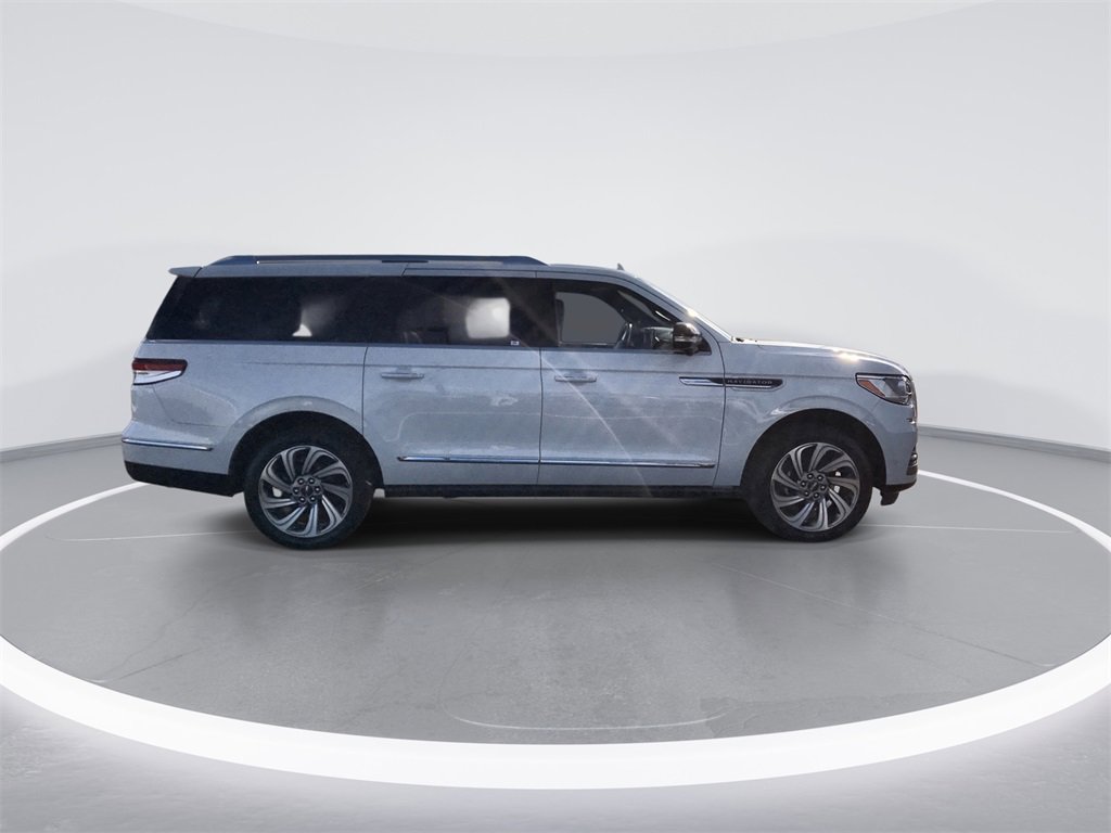 Used 2024 Lincoln Navigator L Reserve image 9