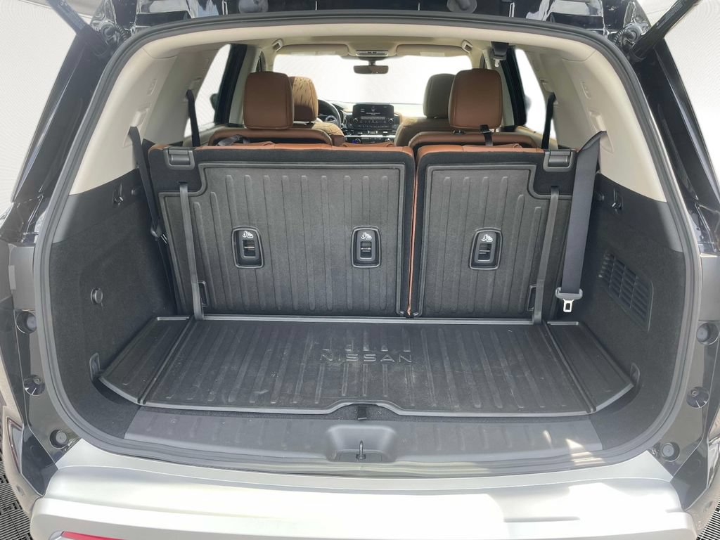 Used 2025 Nissan Pathfinder Platinum FWD image 9