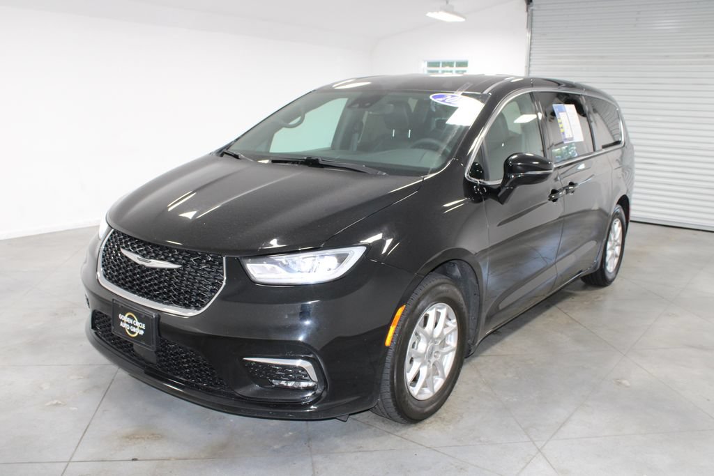 Used 2025 Chrysler Pacifica Select FWD image 4