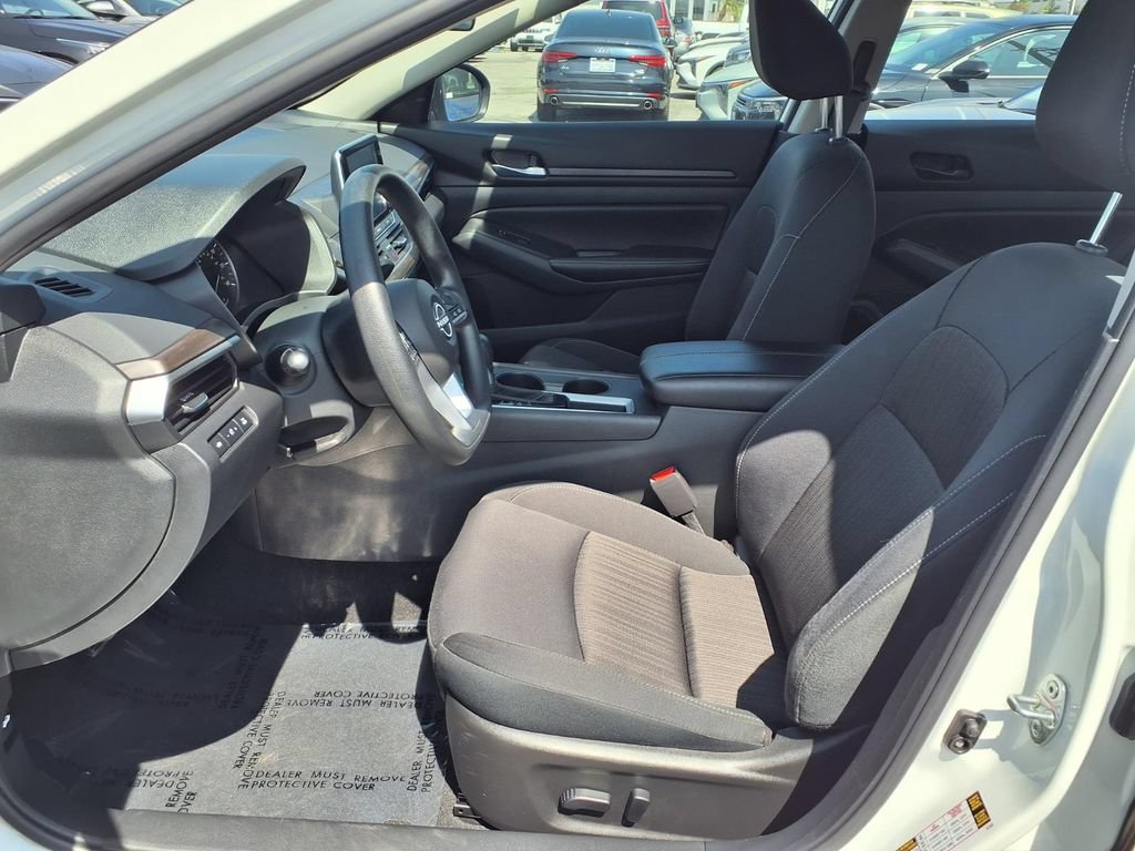 Used 2025 Nissan Altima 2.5 SV FWD image 15