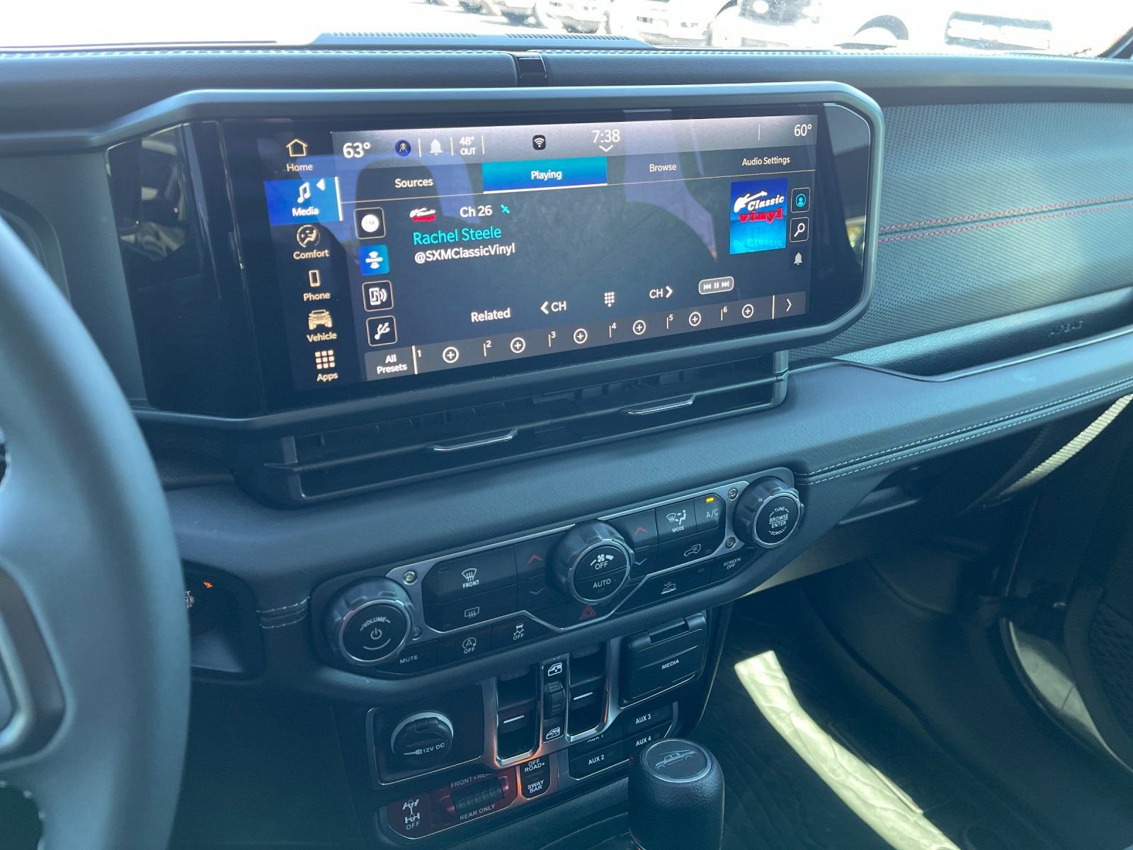 Used 2025 Jeep Gladiator Rubicon AWD/4WD image 19