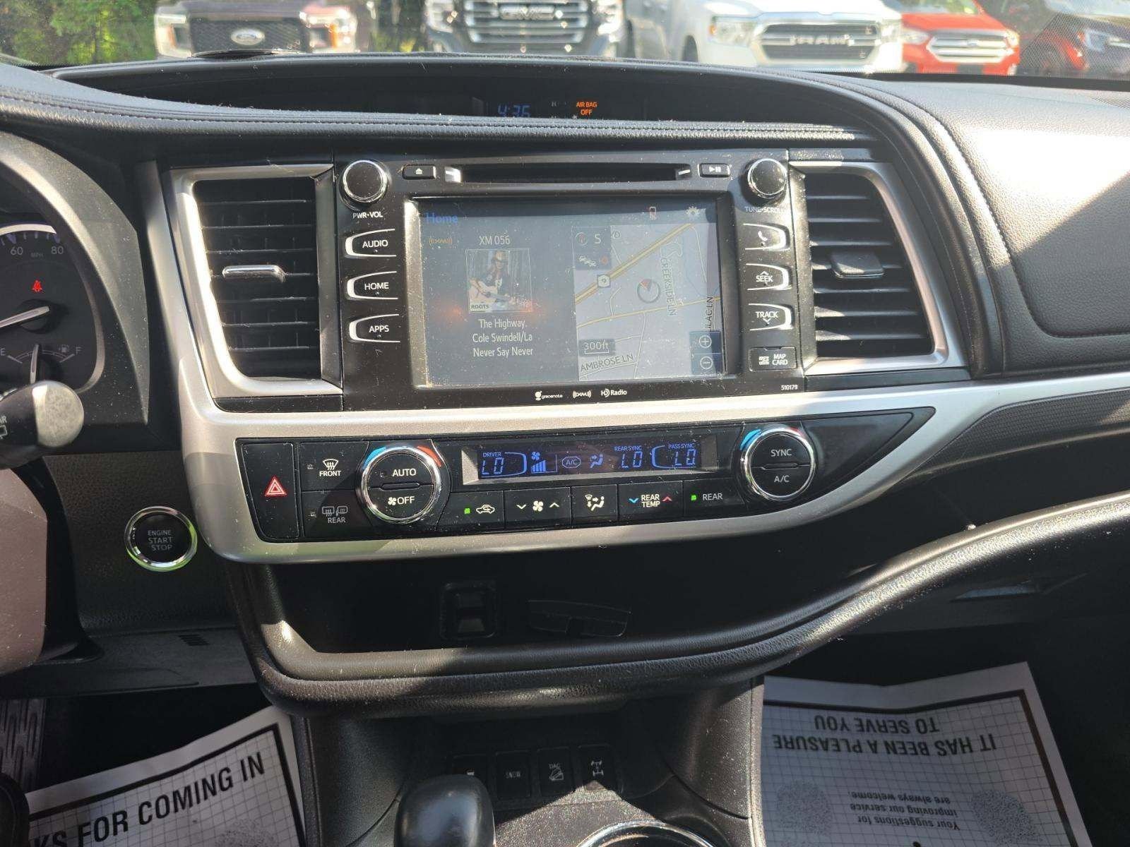 Used 2018 Toyota Highlander SE w/ Carpet Mat Package (TMS) AWD/4WD image 8