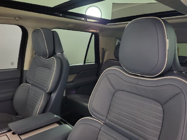 Used 2023 Lincoln Navigator L Black Label AWD/4WD image 18