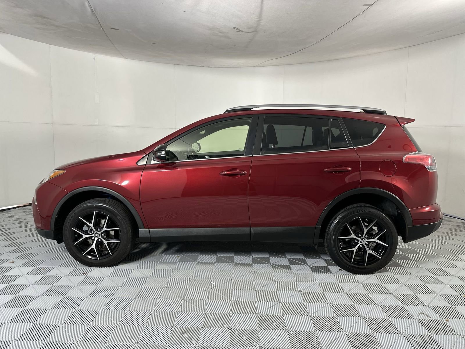 Used 2018 Toyota RAV4 SE w/ Power Extra Value Package FWD image 5