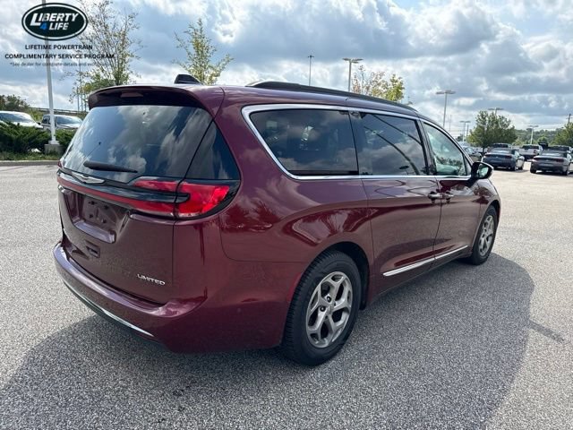 Used 2023 Chrysler Pacifica Limited w/ Uconnect Theater Family Group FWD image 7