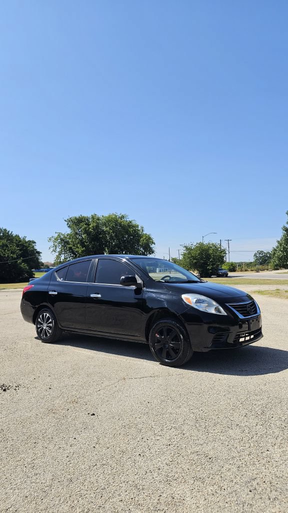 Used 2014 Nissan Versa SV FWD image 2