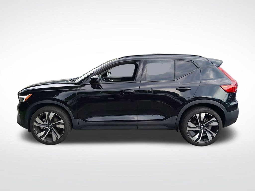 Used 2024 Volvo XC40 B5 Plus w/ Protection Package Premier AWD/4WD image 4