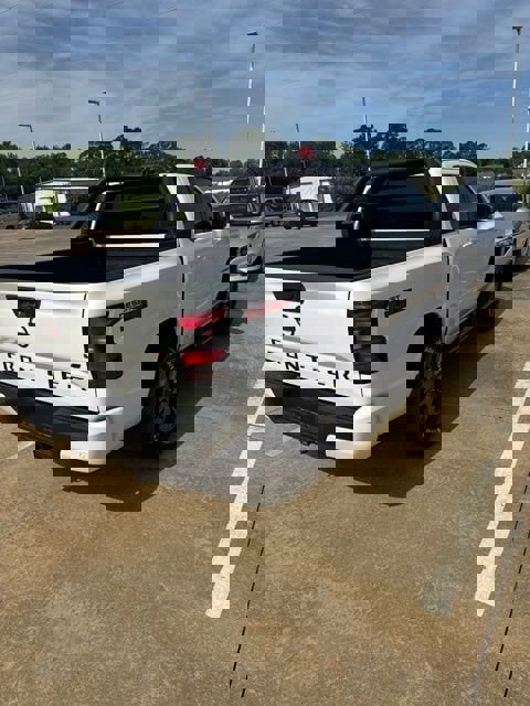 Used 2025 Nissan Frontier SV RWD image 4