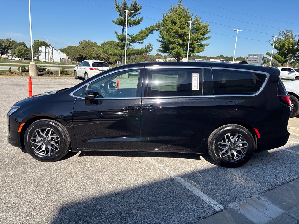 New 2027 Chrysler Pacifica Limited w/ Family Tech Group FWD image 9