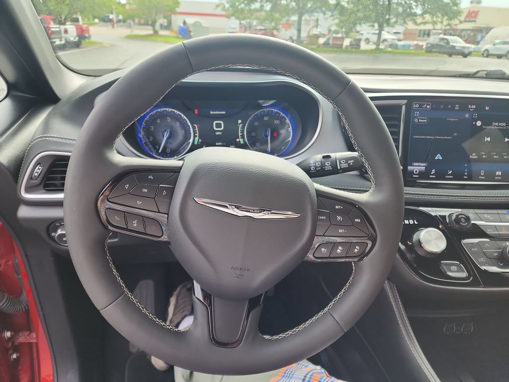 Used 2025 Chrysler Pacifica Limited FWD image 19